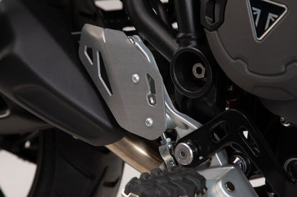 SW-MOTECH Protector de talón derecho Plateado. Triumph Tiger 900/GT/Rally/Pro (19-23).
