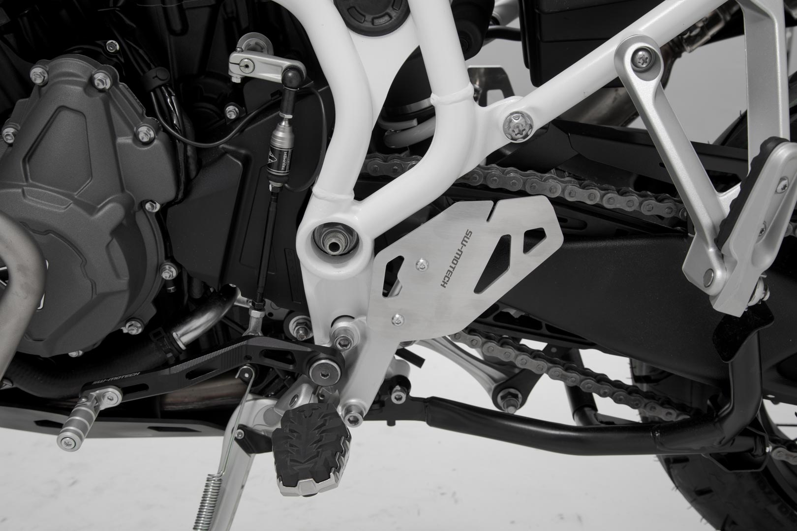 SW-MOTECH Protector de talón izquierdo Negro. Triumph Tiger 900/GT/Rally/Pro (19-23).