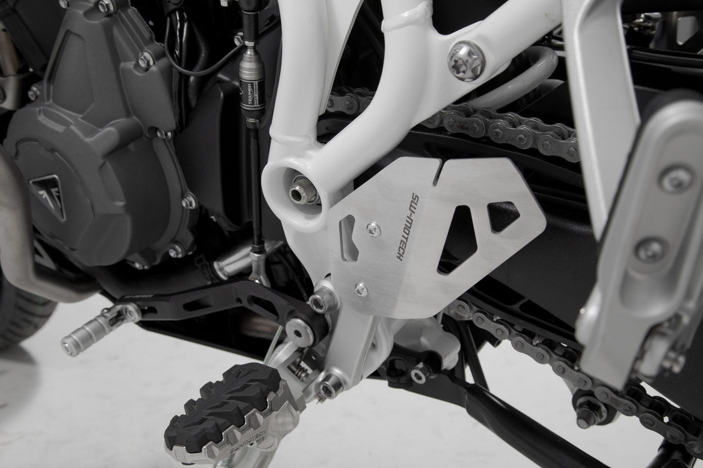 SW-MOTECH Protector de talón izquierdo Negro. Triumph Tiger 900/GT/Rally/Pro (19-23).
