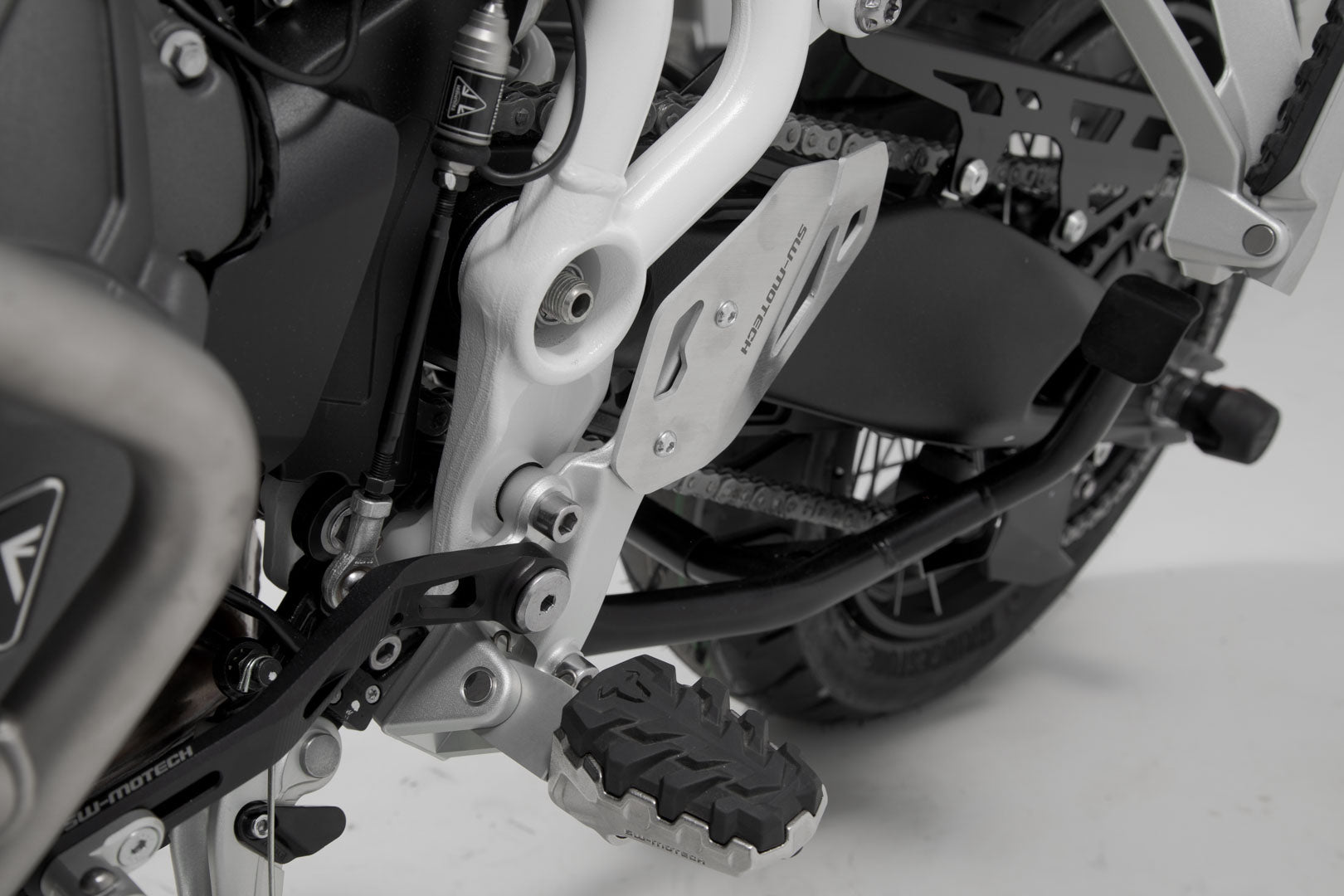 SW-MOTECH Protector de talón izquierdo Negro. Triumph Tiger 900/GT/Rally/Pro (19-23).