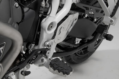 SW-MOTECH Protector de talón izquierdo Negro. Triumph Tiger 900/GT/Rally/Pro (19-23).