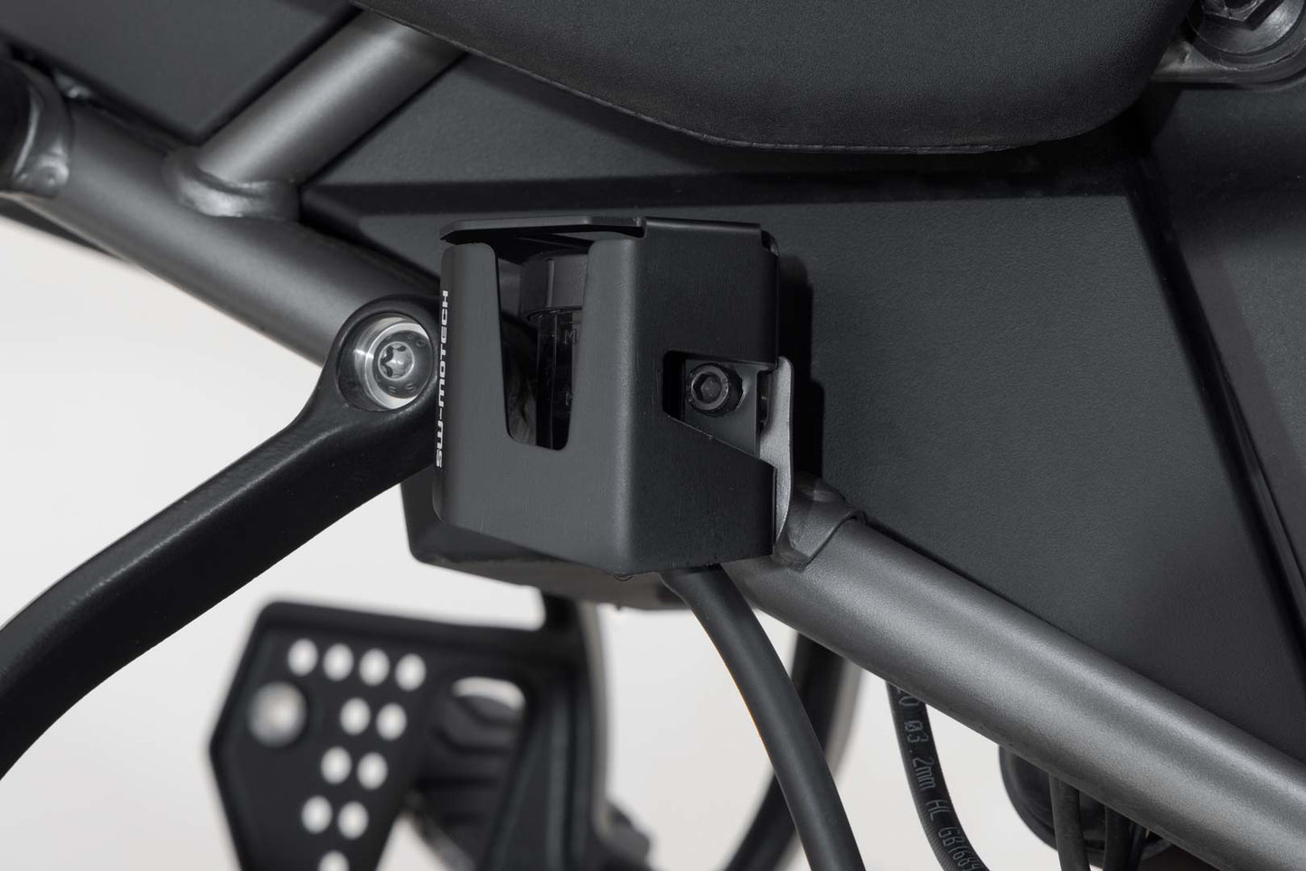 SW-MOTECH Protector de depósito de frenos Negro. Harley-Davidson Pan America (21-).