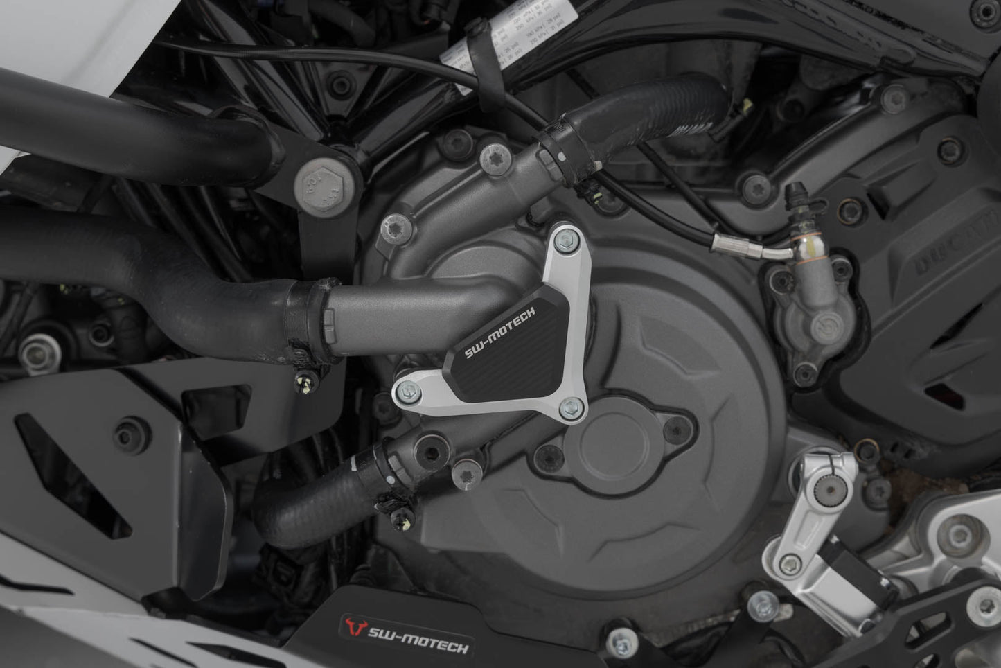 SW-MOTECH Protección de la bomba de agua Plateado/negro. Para modelos Ducati.