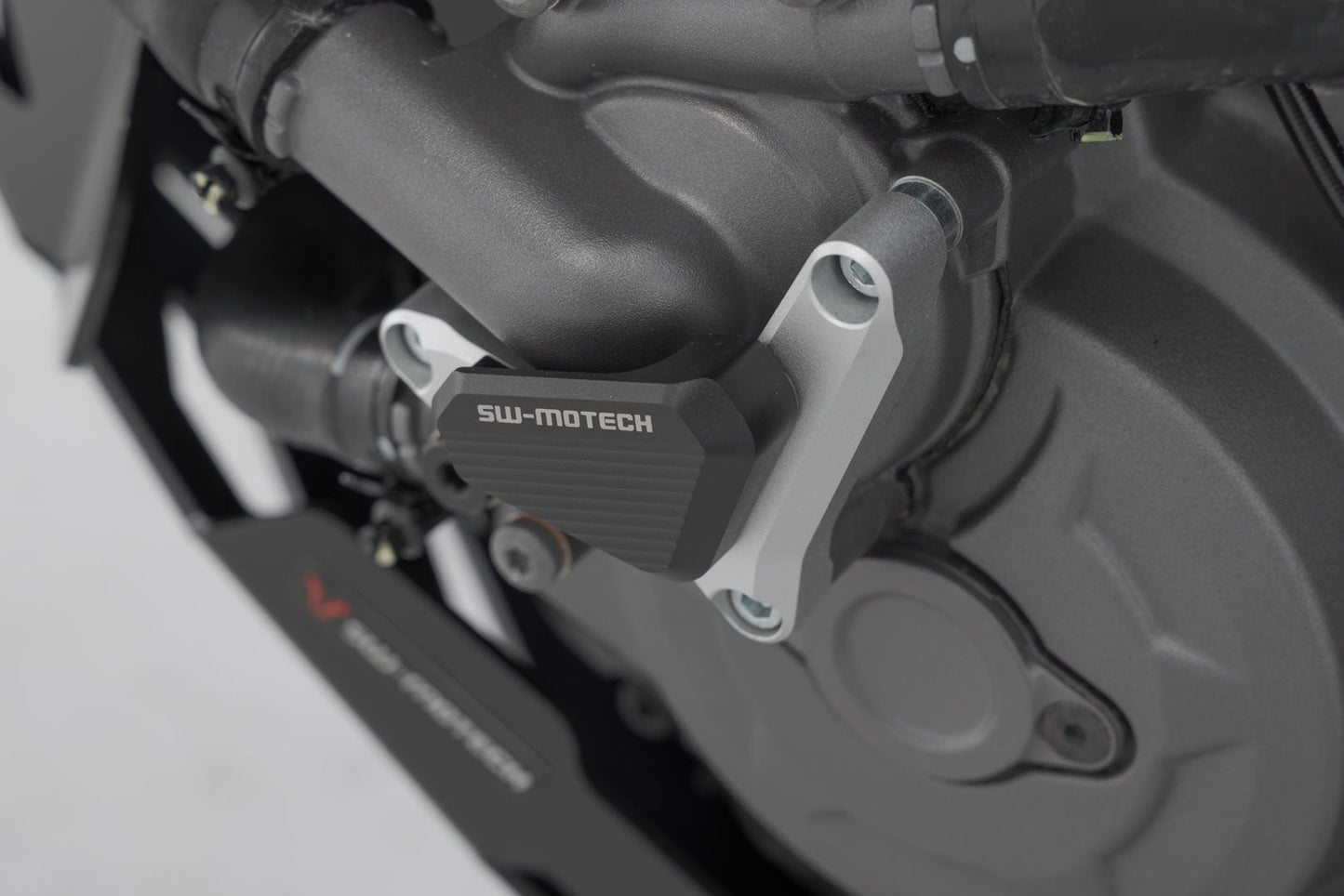 SW-MOTECH Protección de la bomba de agua Plateado/negro. Para modelos Ducati.