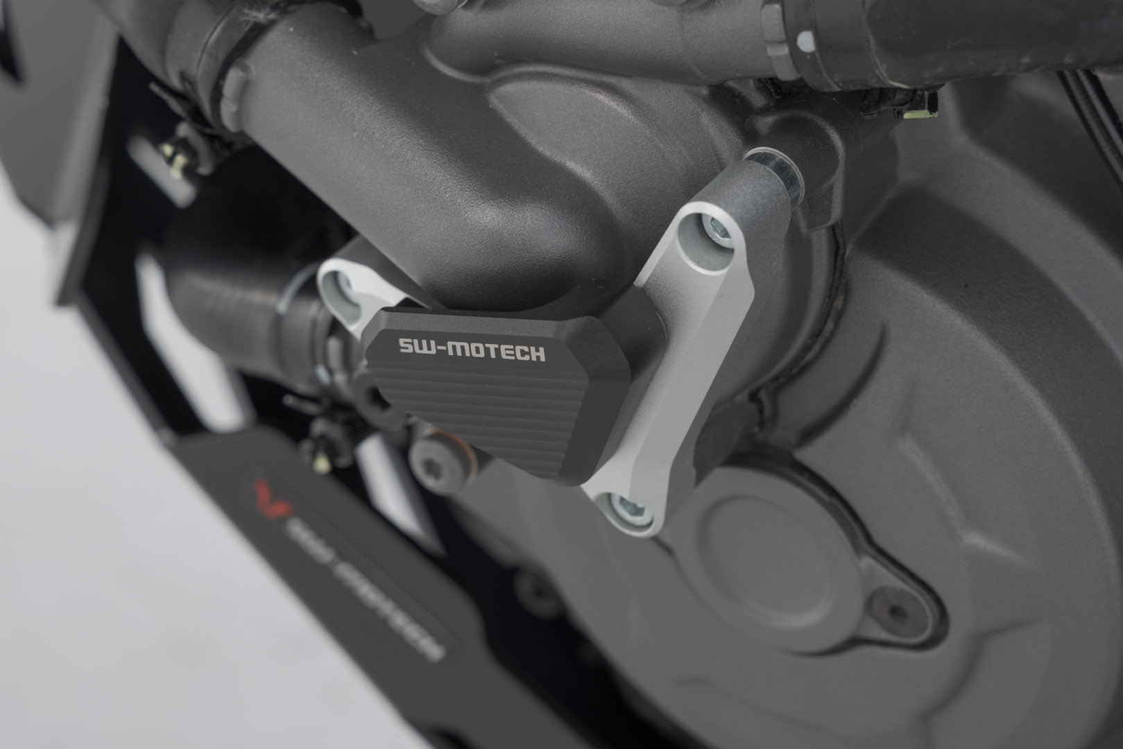 SW-MOTECH Protección de la bomba de agua Plateado/negro. Para modelos Ducati.