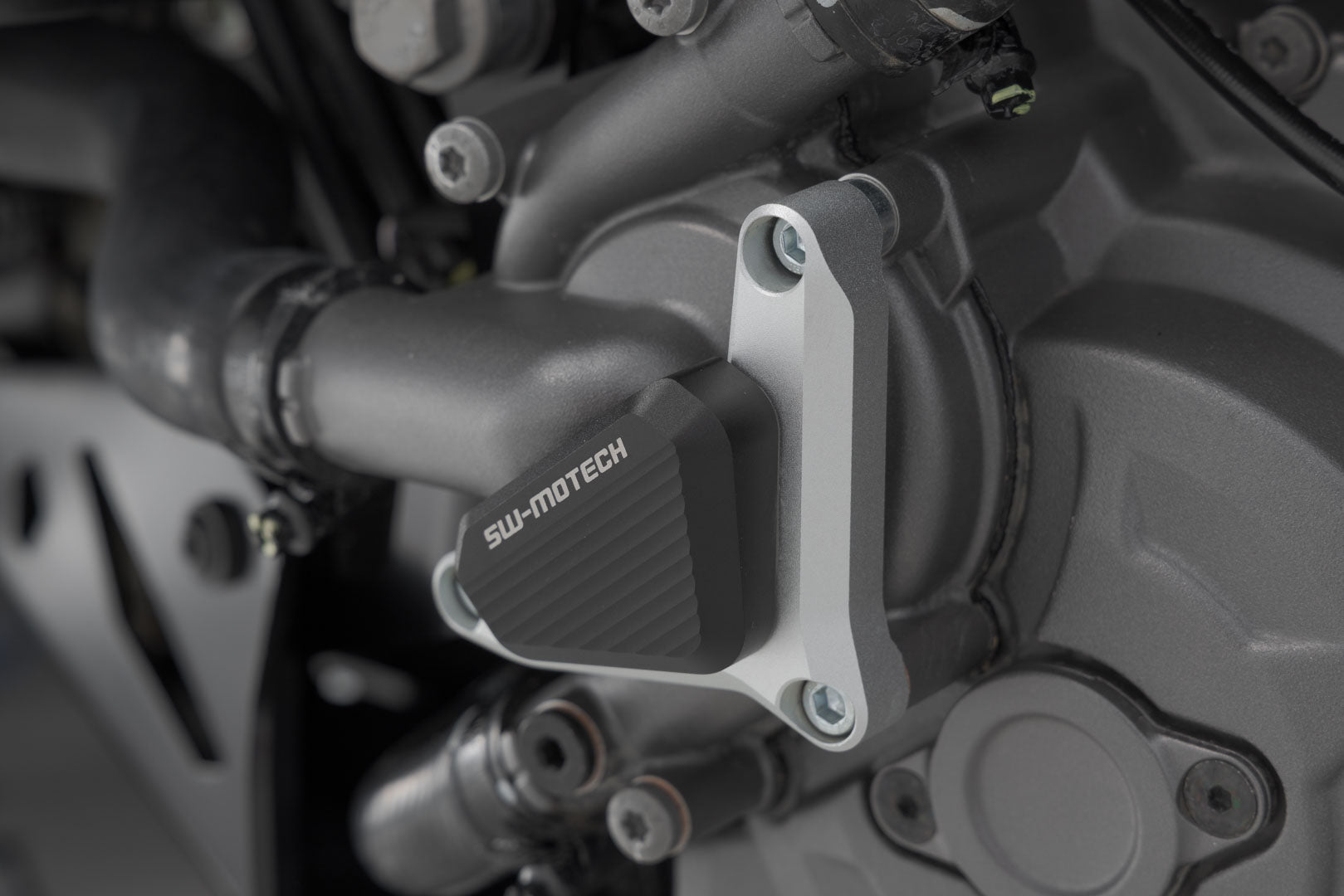 SW-MOTECH Protección de la bomba de agua Plateado/negro. Para modelos Ducati.