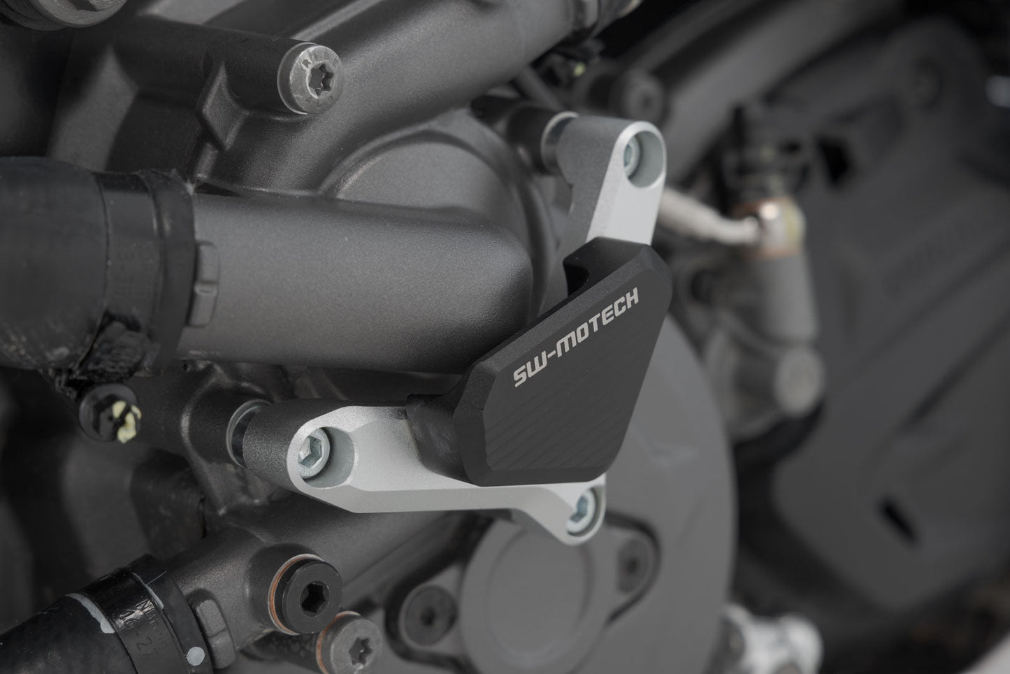 SW-MOTECH Protección de la bomba de agua Plateado/negro. Para modelos Ducati.