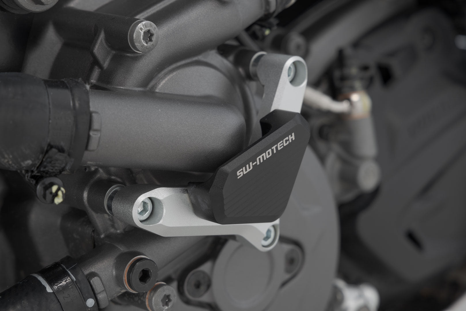 SW-MOTECH Protección de la bomba de agua Plateado/negro. Para modelos Ducati.