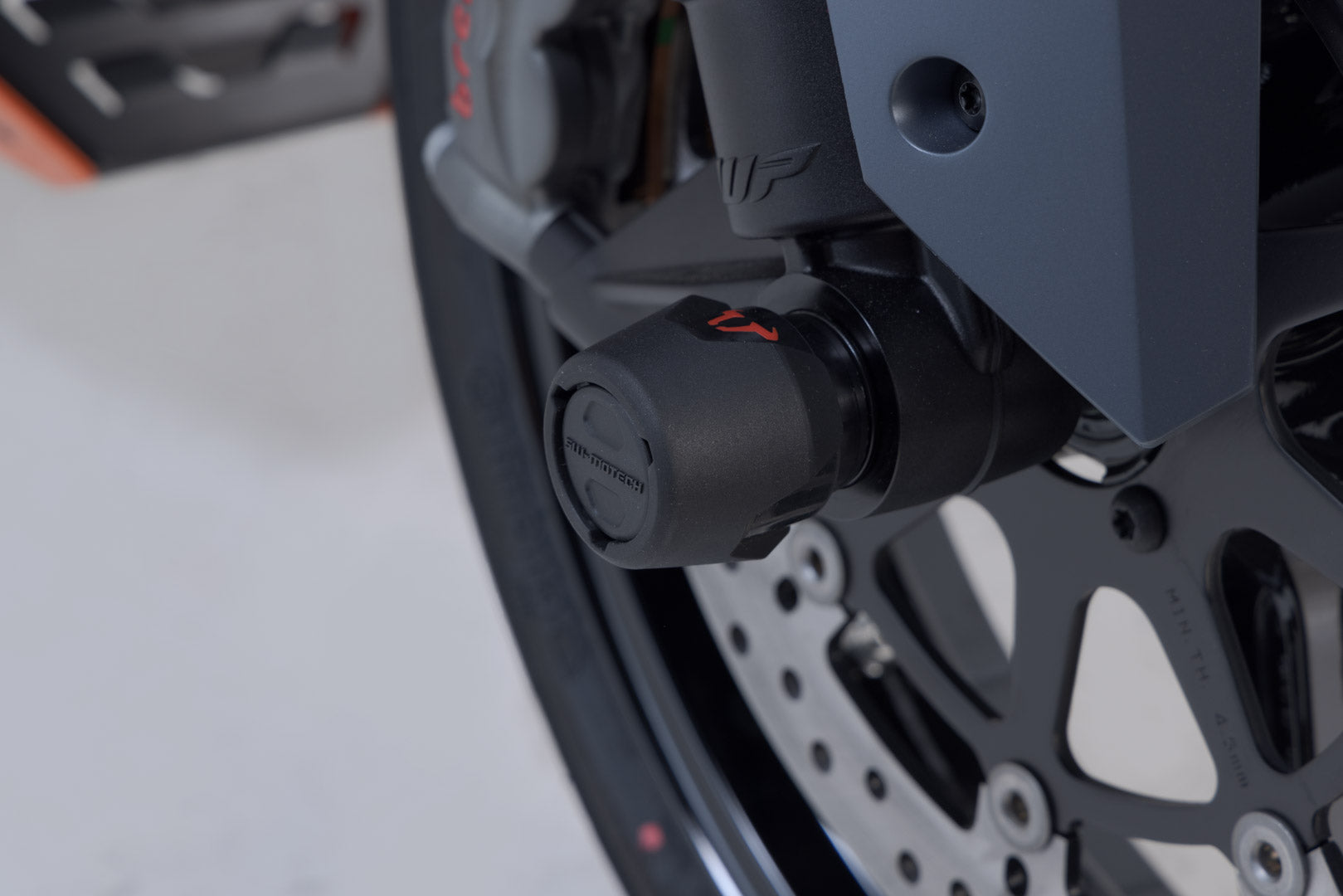 SW-MOTECH Kit de topes anticaidas para el eje delantero Negro. Modelos KTM / CFMoto / Husqvarna.