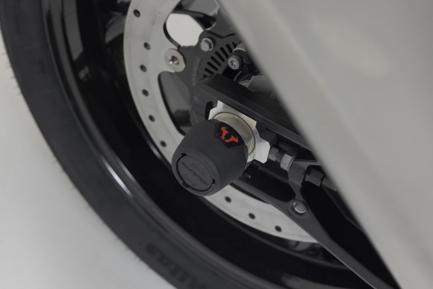 SW-MOTECH Kit de topes anticaidas para el eje trasero Negro. Modelos KTM. Husqva Svartpilen 801 (24-).