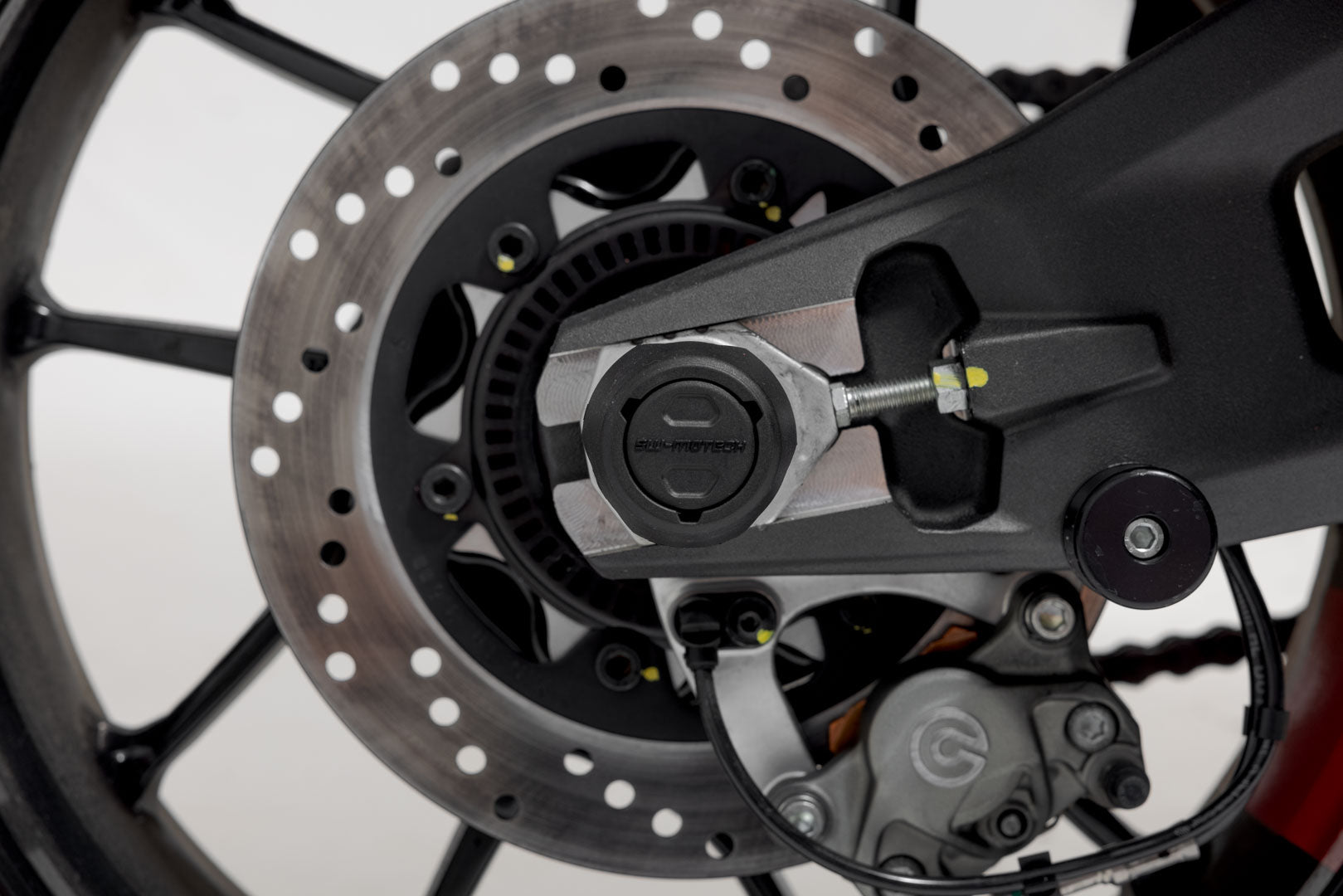SW-MOTECH Kit de topes anticaidas para el eje trasero Negro. Modelos Ducati / KTM / CFMoto / Husqvarna.