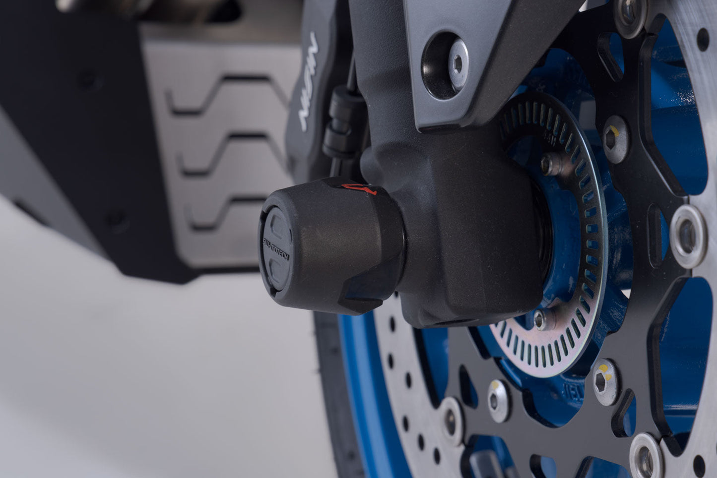SW-MOTECH Kit de topes anticaídas para el eje delantero Negro. Suzuki GSX-8S/8R (22-) V-Strom 800 (22-).