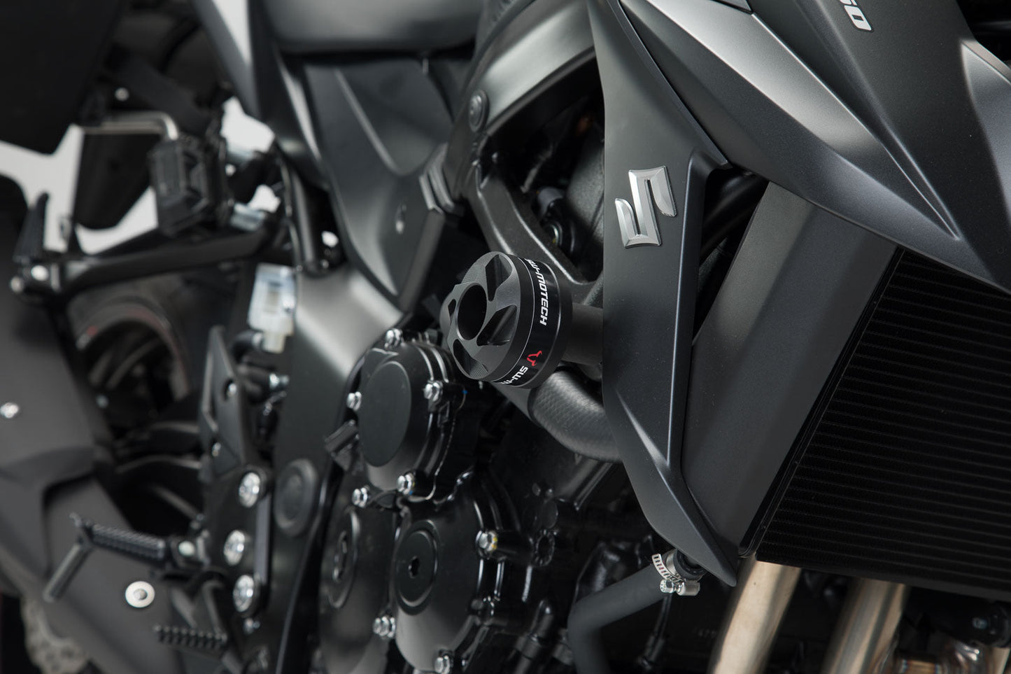 SW-MOTECH Kit de topes anticaidas Negro. Yamaha MT-03 (16-)/Suzuki GSX-S750 (17-).