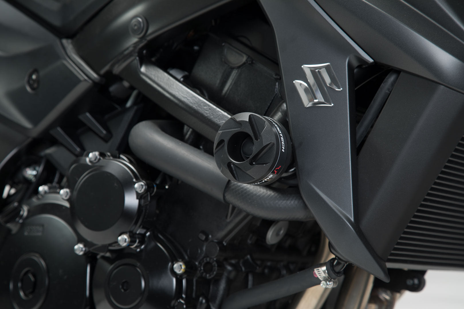 SW-MOTECH Kit de topes anticaidas Negro. Yamaha MT-03 (16-)/Suzuki GSX-S750 (17-).