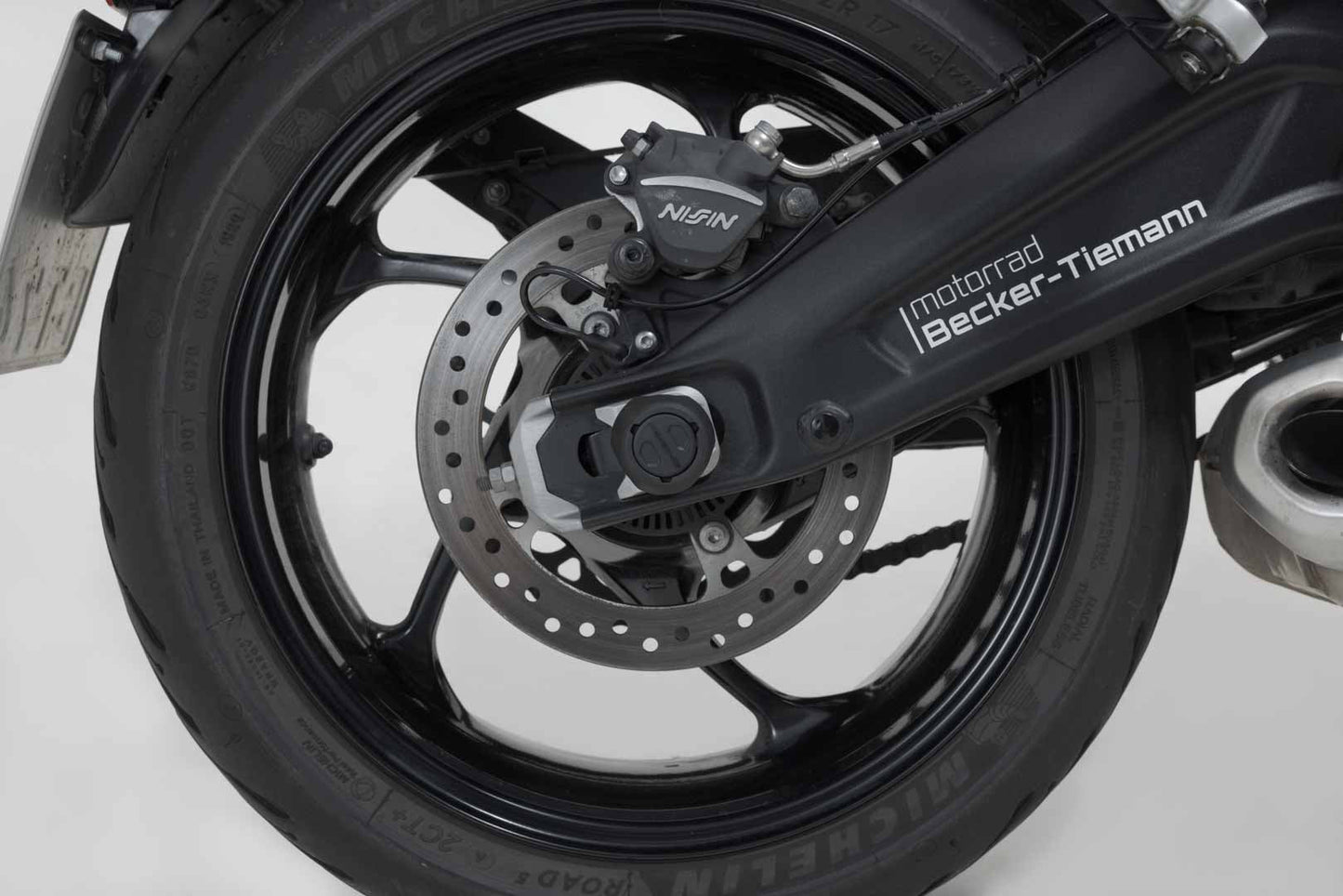 SW-MOTECH Kit de topes anticaidas para el eje trasero Negro. Daytona Trident Tiger 660 X-Cape 650.