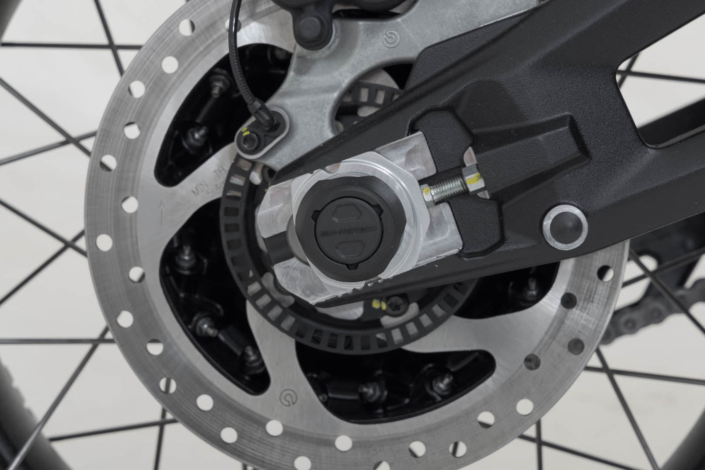 SW-MOTECH Kit de topes anticaidas para el eje trasero Negro. Modelos Ducati (14-).