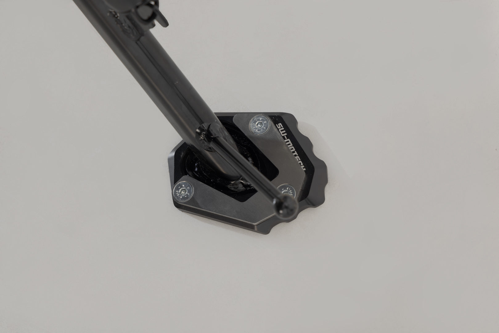 SW-MOTECH Extension para caballete lateral Negro/plateado. Modelos Honda.