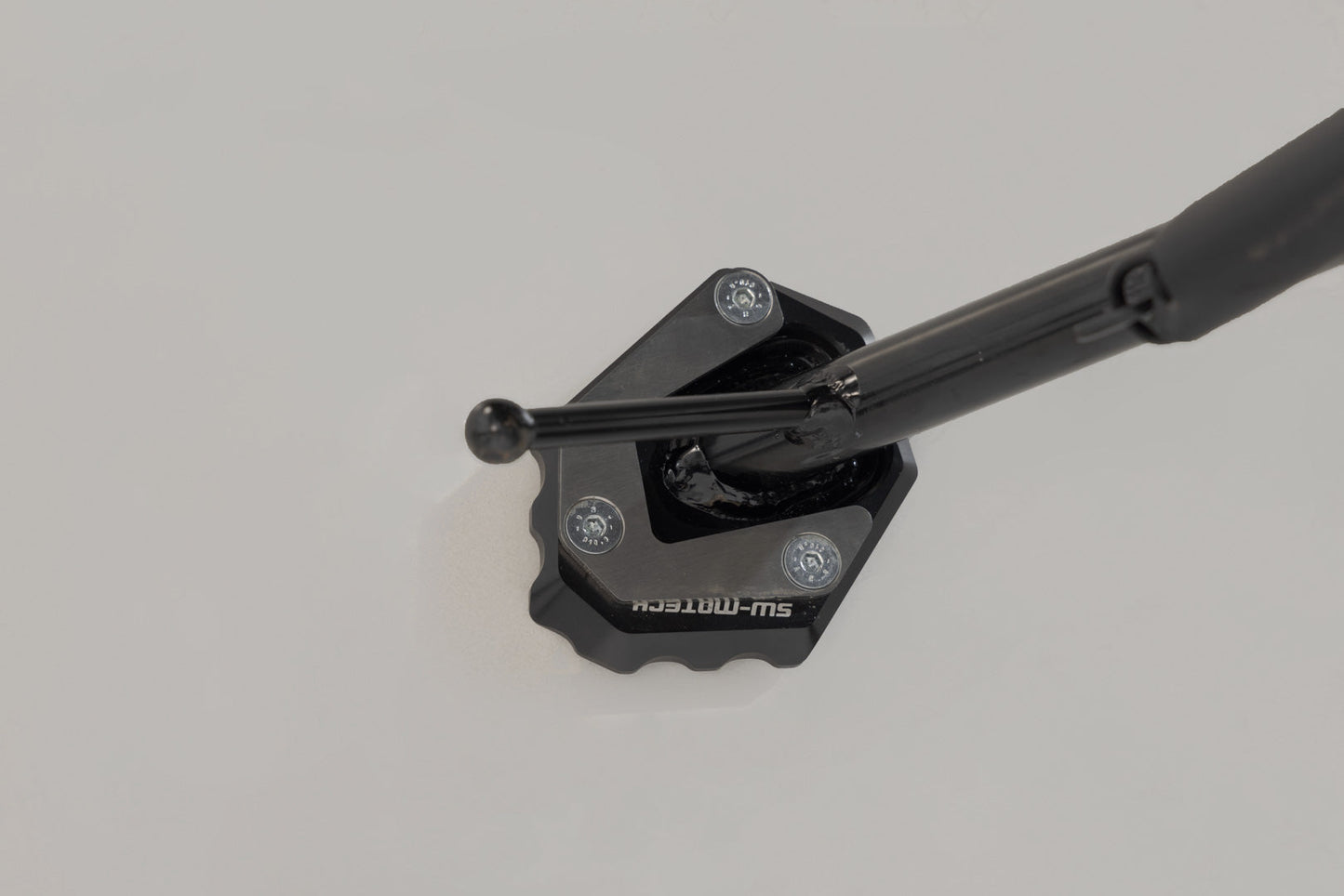 SW-MOTECH Extension para caballete lateral Negro/plateado. Modelos Honda.