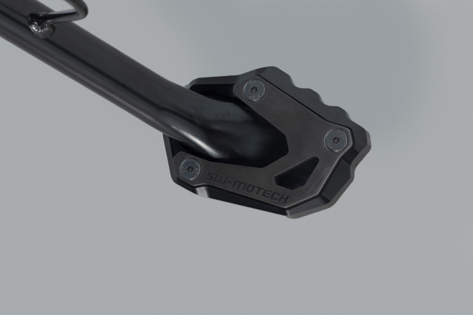 SW-MOTECH Extensión para caballete lateral Negro/plateado. Modelos Suzuki.