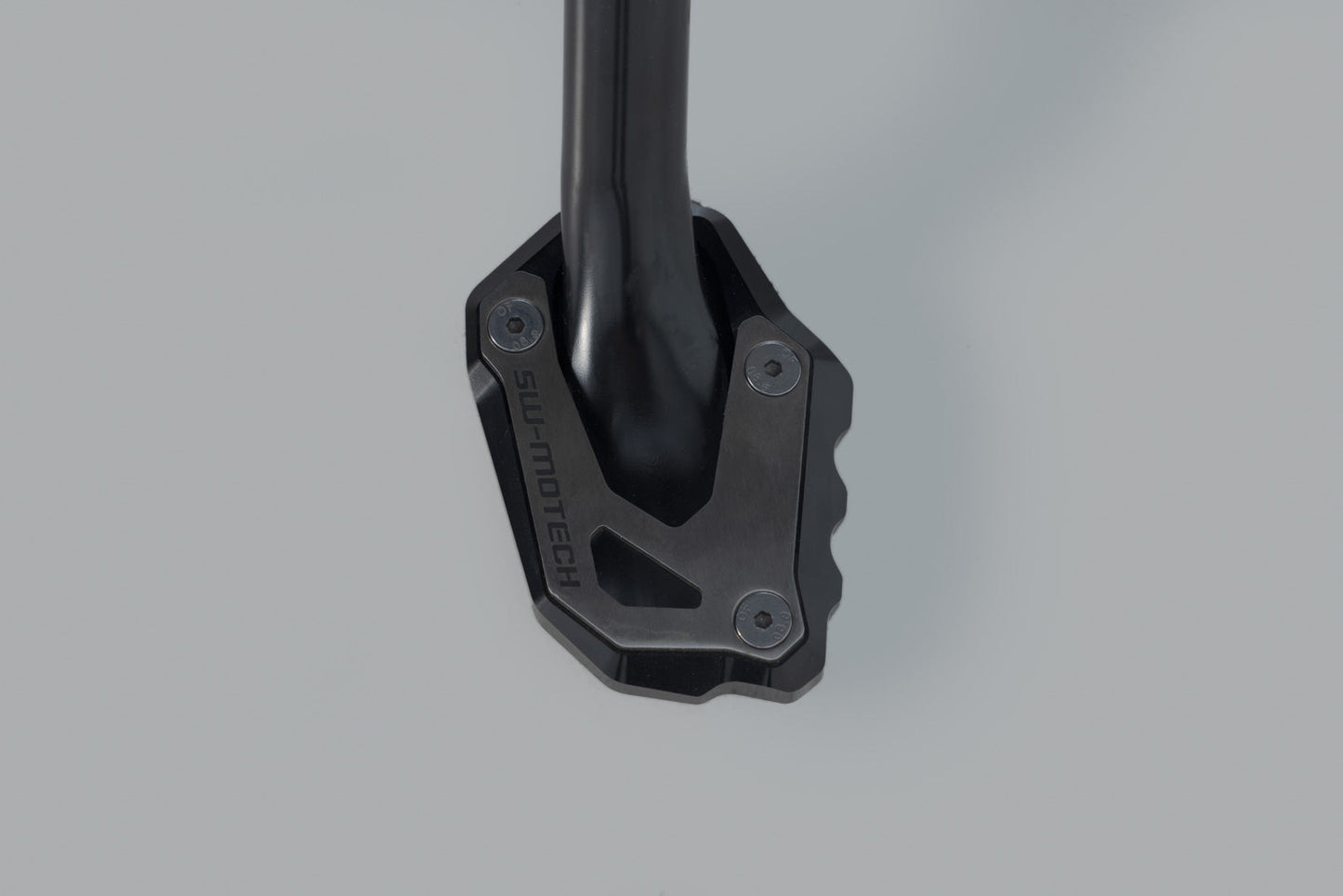 SW-MOTECH Extensión para caballete lateral Negro/plateado. Modelos Suzuki.