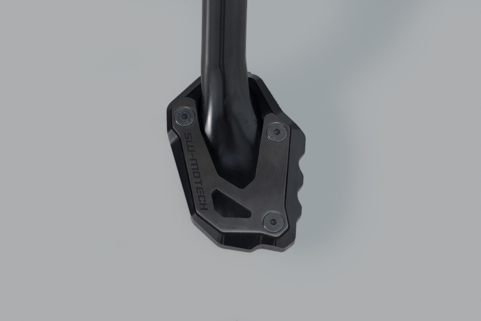 SW-MOTECH Extensión para caballete lateral Negro/plateado. Modelos Suzuki.