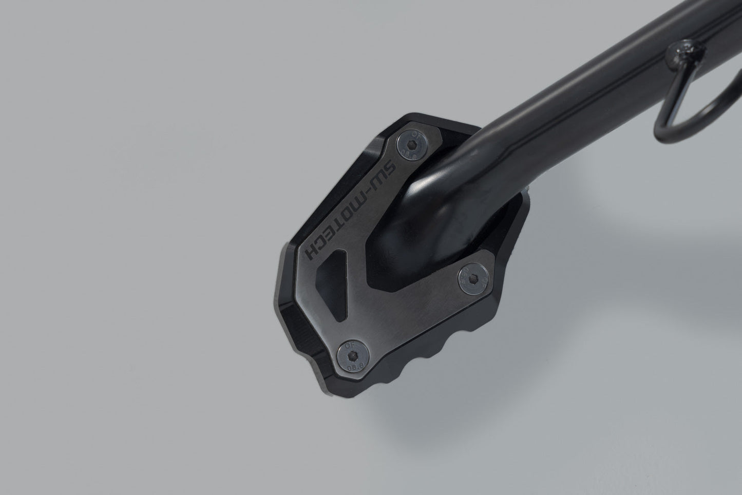 SW-MOTECH Extensión para caballete lateral Negro/plateado. Modelos Suzuki.