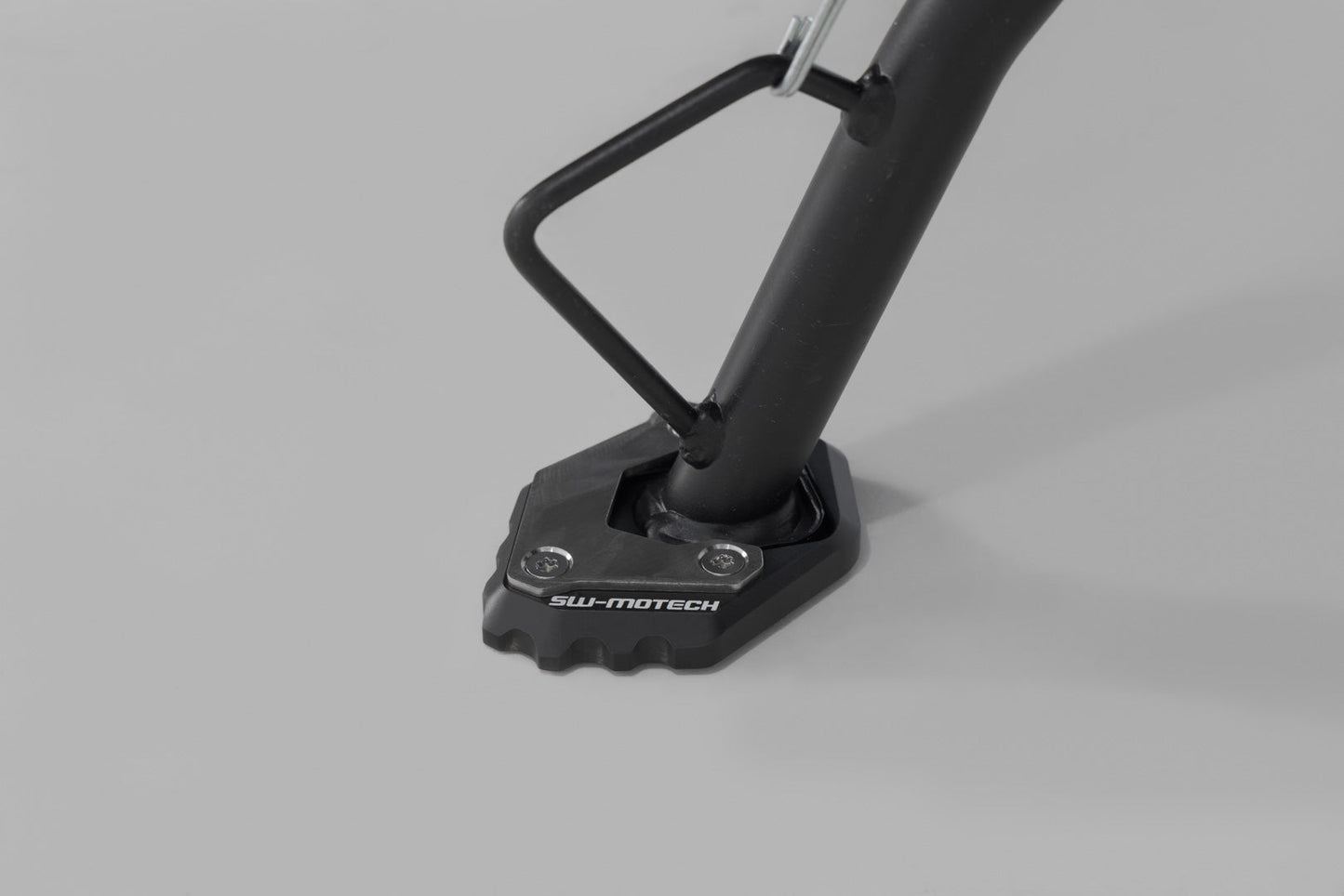 SW-MOTECH Extension para caballete lateral Negro/plateado. CFMoto 300NK / 800MT / 800MT-X.