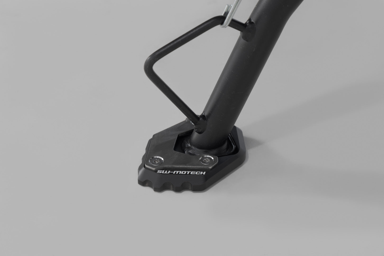 SW-MOTECH Extension para caballete lateral Negro/plateado. CFMoto 300NK / 800MT / 800MT-X.