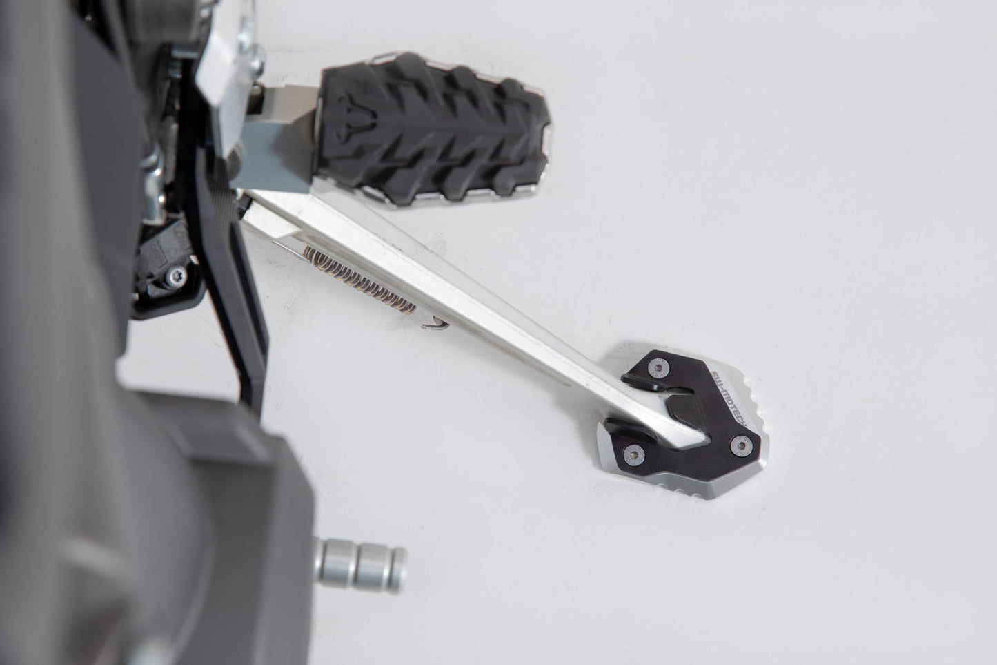 SW-MOTECH Extension para caballete lateral Negro/plateado. Modelos Tiger 800 XC/XR (17-).