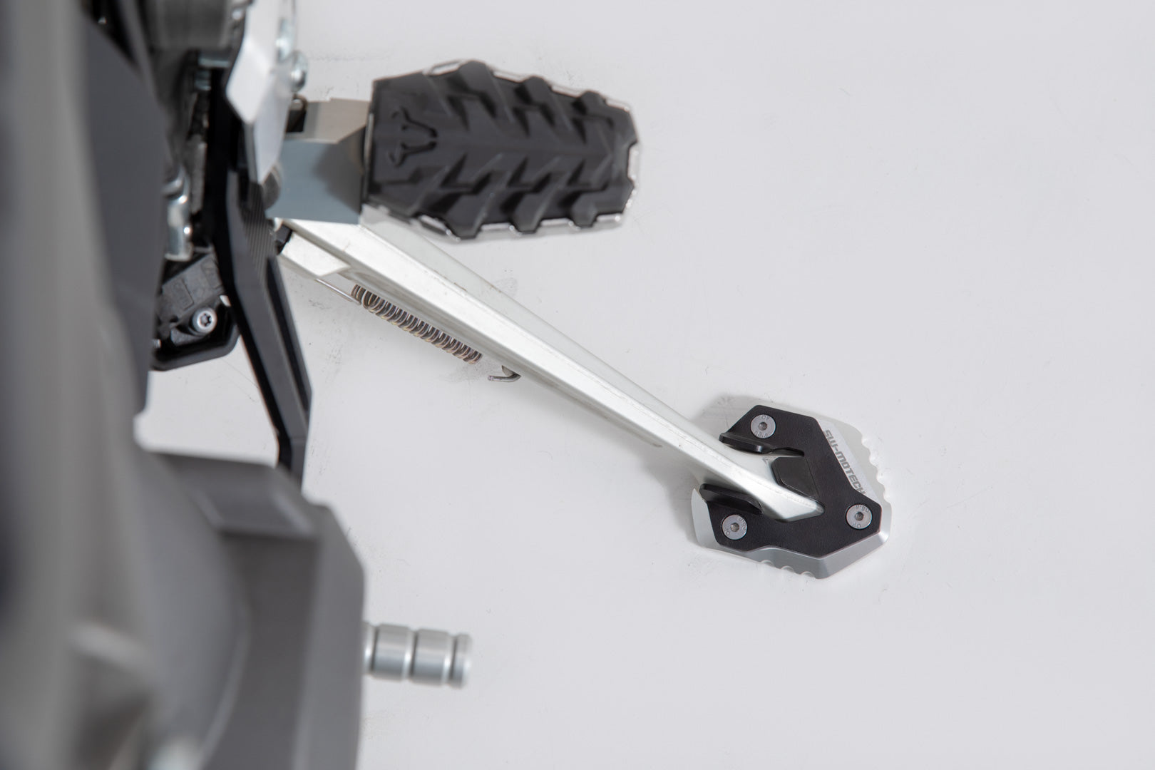 SW-MOTECH Extension para caballete lateral Negro/plateado. Modelos Tiger 800 XC/XR (17-).