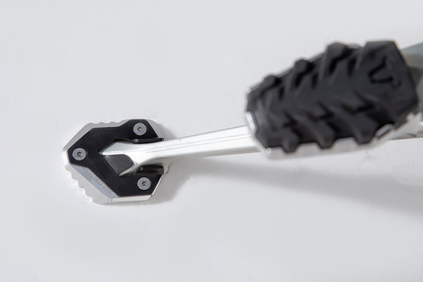 SW-MOTECH Extension para caballete lateral Negro/plateado. Modelos Tiger 800 XC/XR (17-).