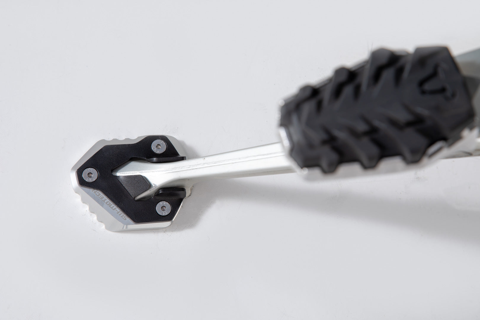 SW-MOTECH Extension para caballete lateral Negro/plateado. Modelos Tiger 800 XC/XR (17-).
