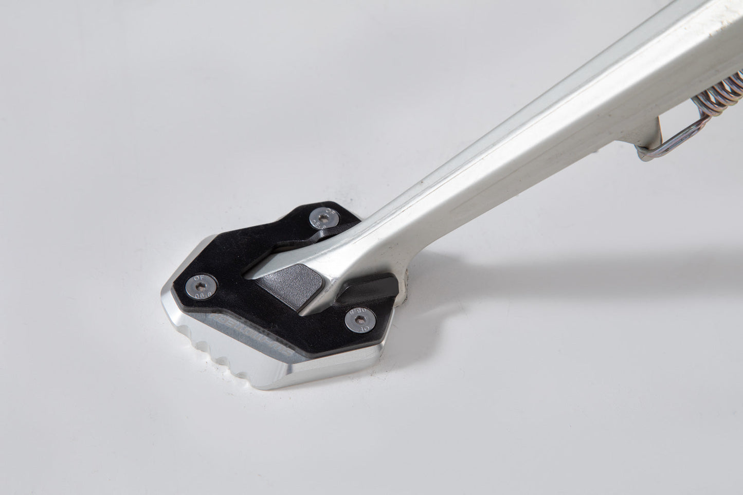 SW-MOTECH Extension para caballete lateral Negro/plateado. Modelos Tiger 800 XC/XR (17-).