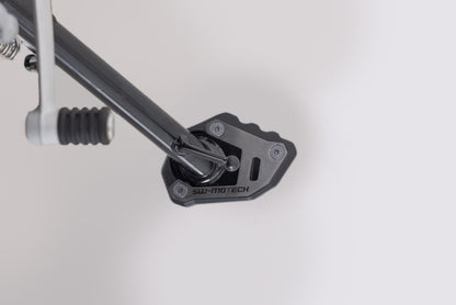 SW-MOTECH Extensión para caballete lateral Negro/Plateado. Trium Speed 400/Scrambler 400X/XC.