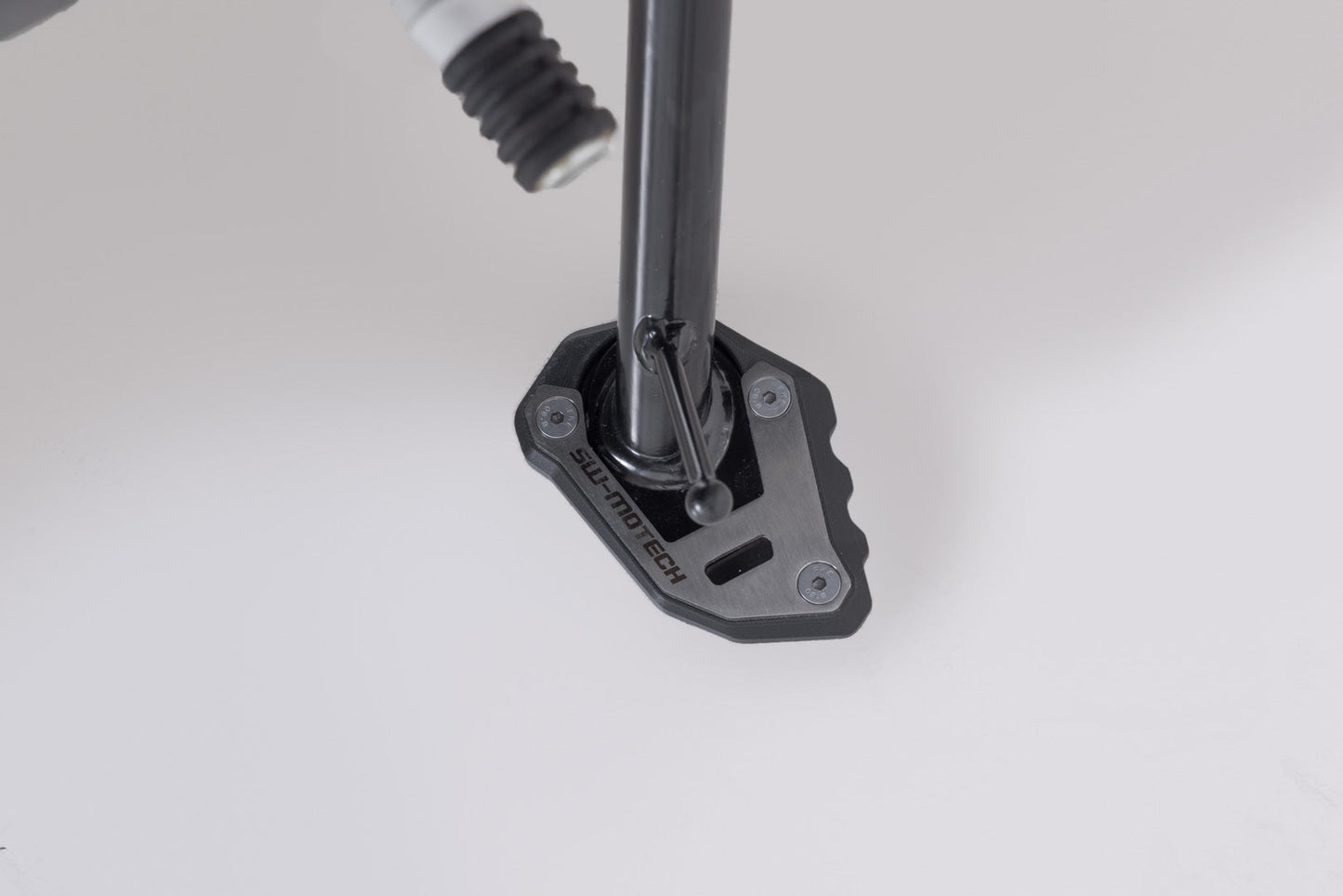 SW-MOTECH Extensión para caballete lateral Negro/Plateado. Trium Speed 400/Scrambler 400X/XC.