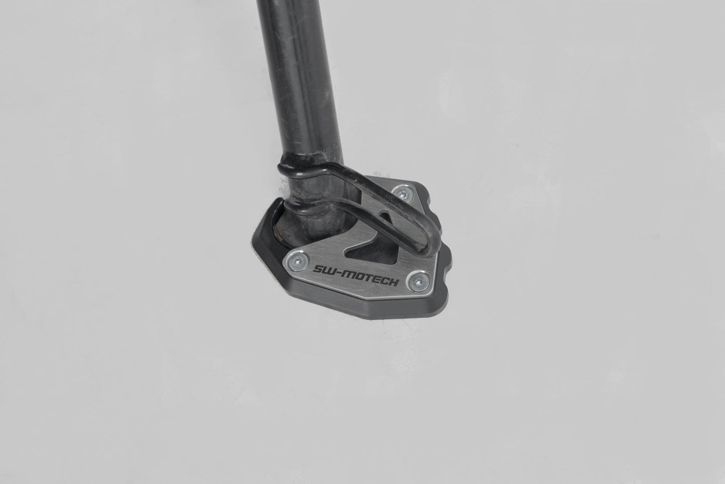 SW-MOTECH Extension para caballete lateral Negro/plateado. Triumph Trident 660 (21-24).
