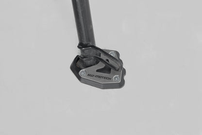 SW-MOTECH Extension para caballete lateral Negro/plateado. Triumph Trident 660 (21-24).
