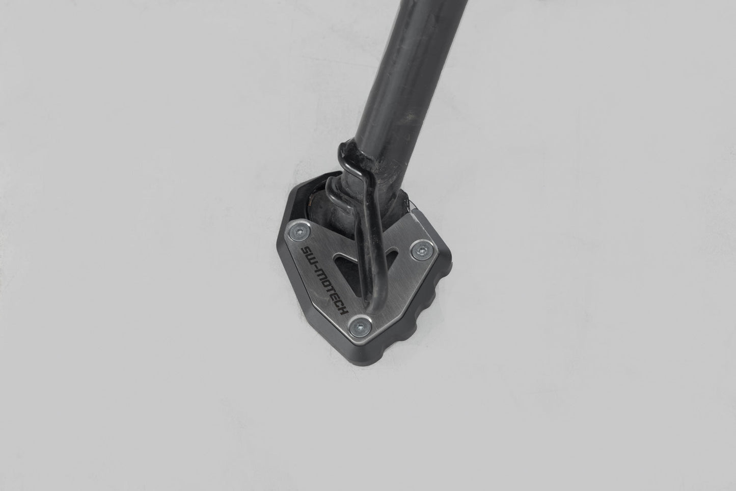 SW-MOTECH Extension para caballete lateral Negro/plateado. Triumph Trident 660 (21-24).