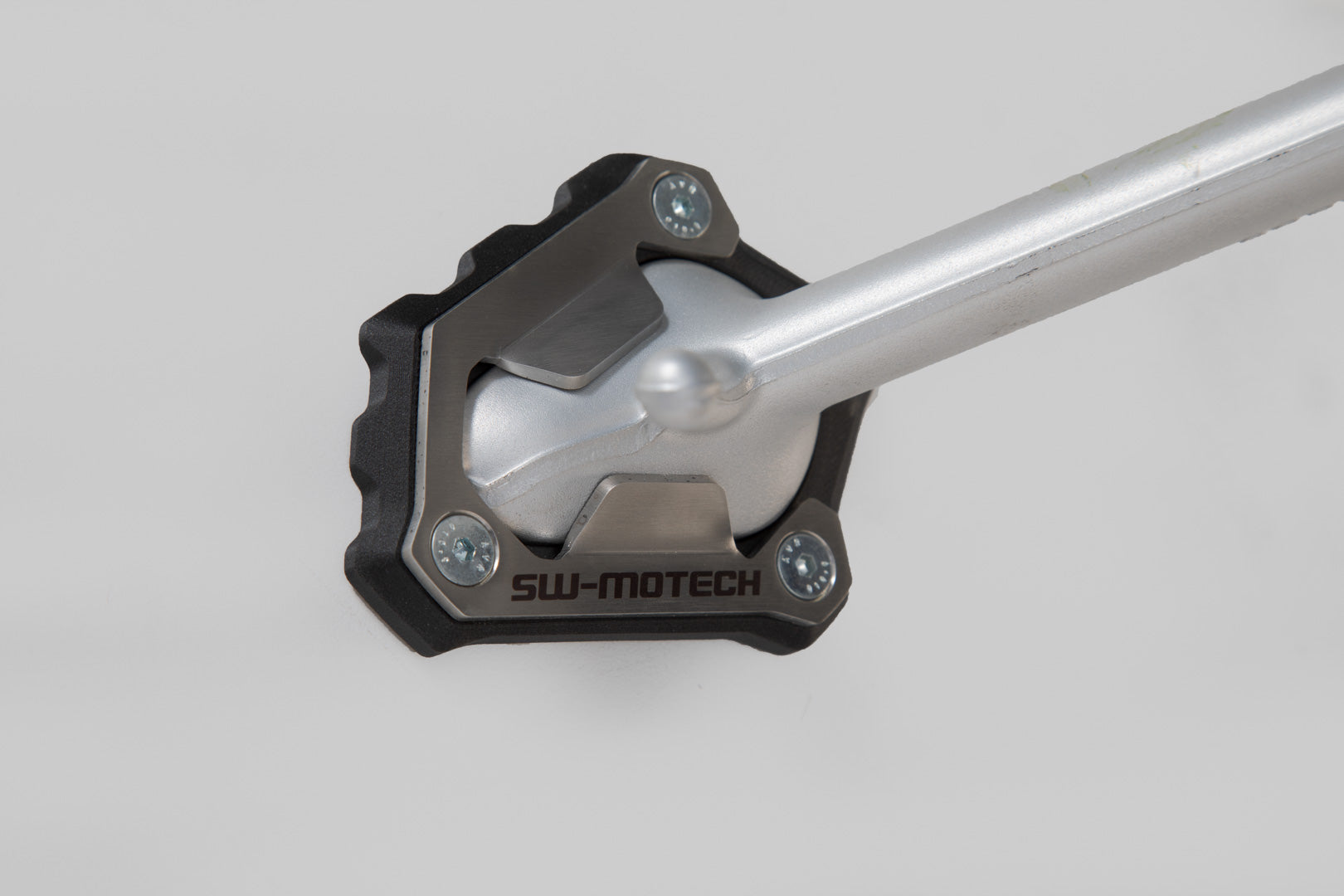 SW-MOTECH Extension para caballete lateral Negro/plateado. Modelos Triumph 1200 (18-).