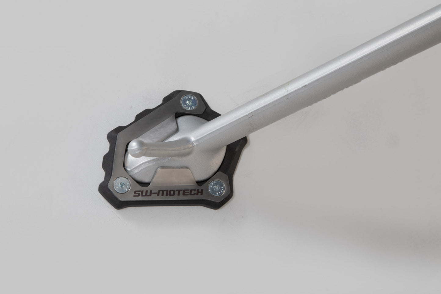 SW-MOTECH Extension para caballete lateral Negro/plateado. Modelos Triumph 1200 (18-).
