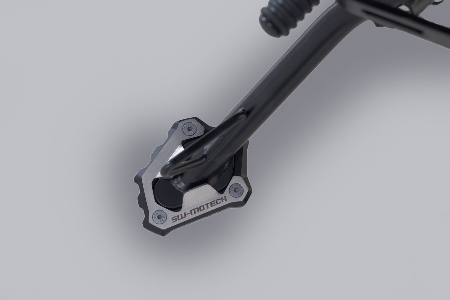 SW-MOTECH Extension para caballete lateral Negro/plateado. Triumph Scrambler 1200 X (23-).