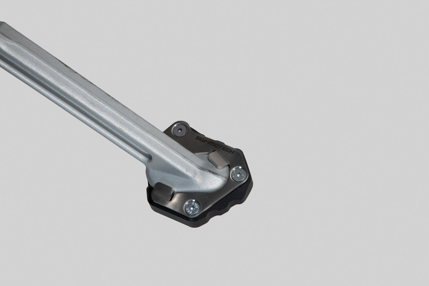 SW-MOTECH Extension para caballete lateral Negro/Plateado. Triumph Tiger 900/GT/Pro (19-).