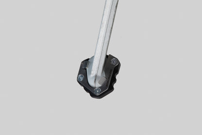 SW-MOTECH Extension para caballete lateral Negro/Plateado. Triumph Tiger 900/GT/Pro (19-).