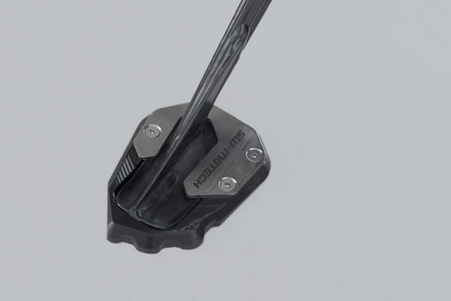 SW-MOTECH Extension para caballete lateral Negro/Plateado. Harley-Dav Pan America (21-).