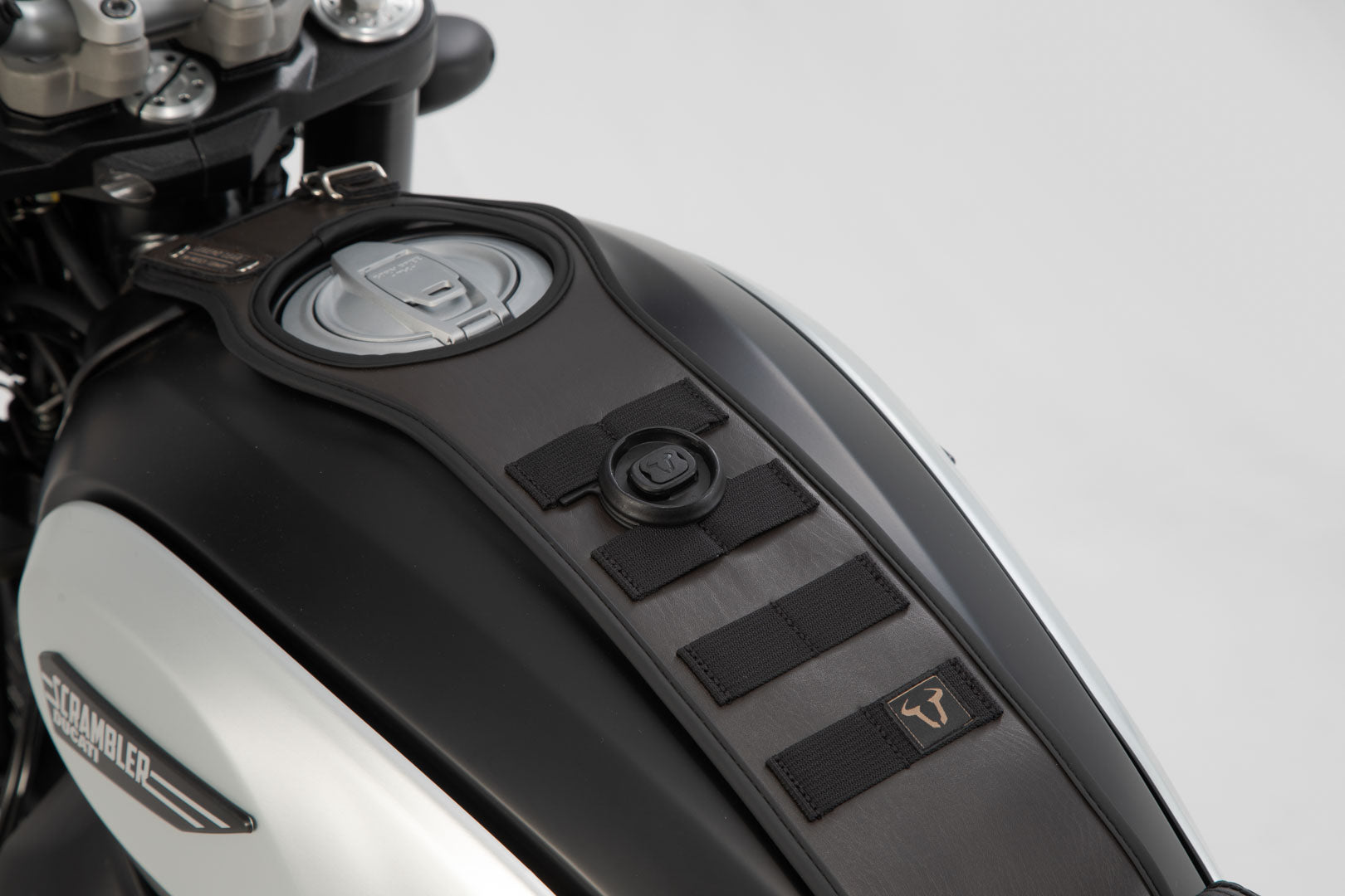 SW-MOTECH Soporte T-Lock Con adaptador Molle.