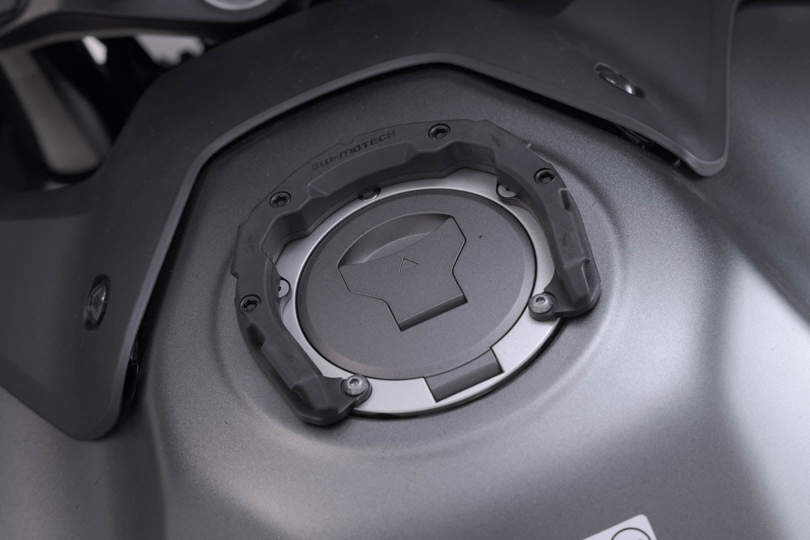 SW-MOTECH Anillo de depósito PRO Negro. Modelos Honda. Para dep. con 7 tornillos.