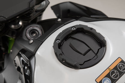 SW-MOTECH Anillo de depósito PRO Negro. Modelos Kawasaki (16-).