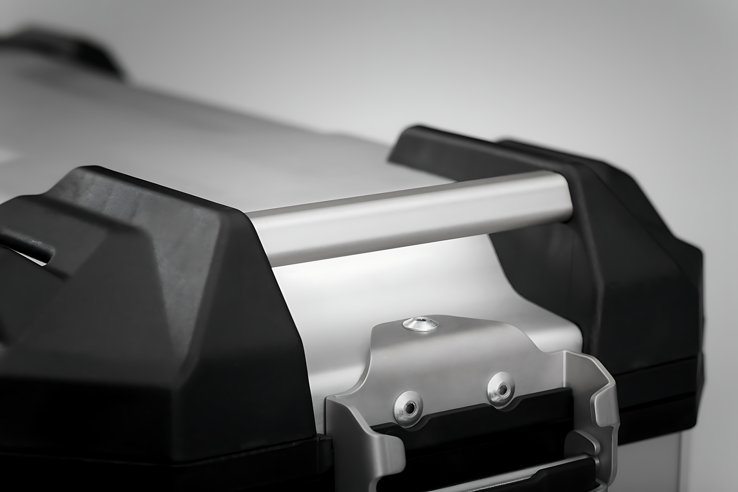 Maleta de aluminio TRAX ADV M 37 l. Izquierda. Negro.