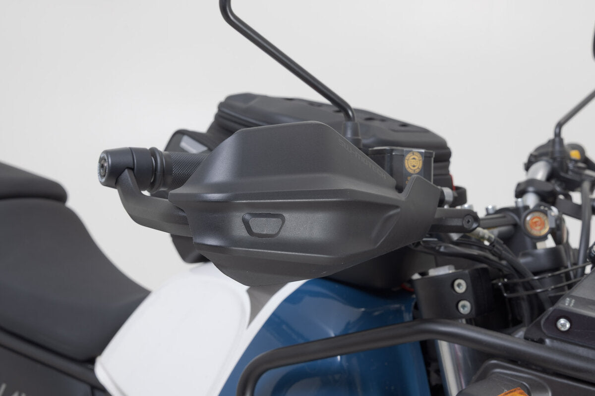 Kit de protectores de manos Adventure. Negro. Modelos KTM, Royal Enfield y Yamaha.