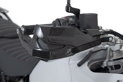 Kit de protectores de manos KOBRA Negro. Ducati DesertX (22-).